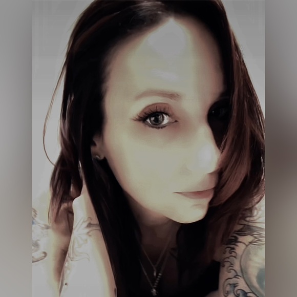 Meet your Posher, Leah - Picture 2 of 2